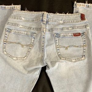 Silver Jeans Ligt wash distressed.
